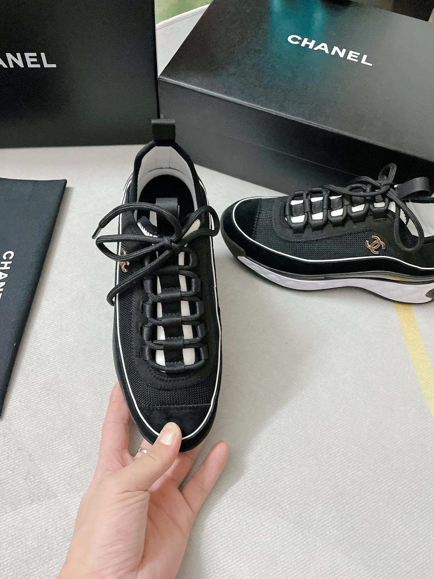 👟👟Ex-factory price 480👟👟 Size: 35-45 in stock, welcome to see the board for tasting details. Chanel Chanel Couple Style Xiaoxiang Casual Sports Shoes Dad Shoes Couple Style Counter original version 1:1, each color is accurately matched and internally marked. Black and gold logo. Fabric: Silk cowhide/Imported sheep tendon Outsole: T👟👟Ex-factory price U outsole/Transparent crystal bottom Comes with flip-top magnet box, complete package